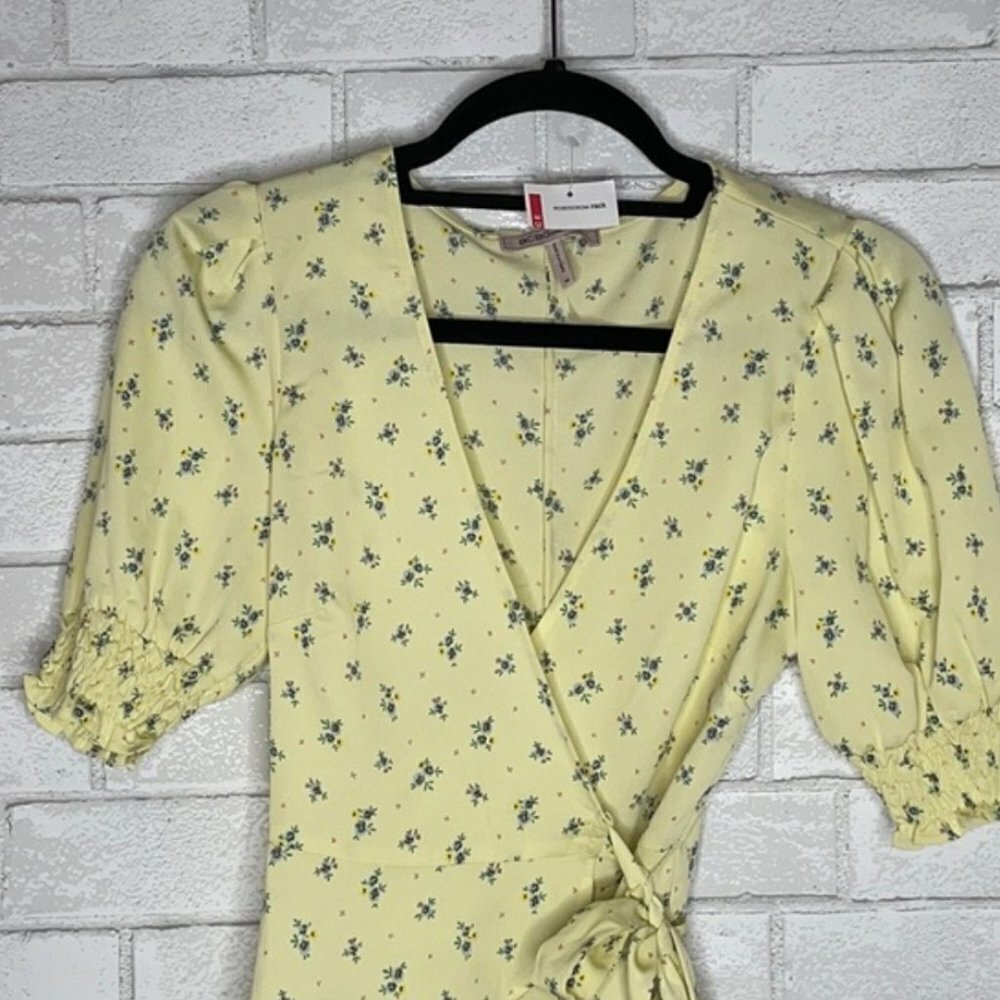 NWT BCBGeneration Ditsy Daisy Wrap Top - Picture 3 of 9